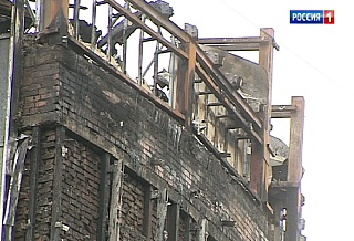 Рядом со сгоревшей гостиницей Torn House в Ростове движение машин стало односторонним