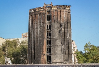 Верхние конструкции сгоревшего бизнес-отеля на Семашко демонтируют с помощью вышки