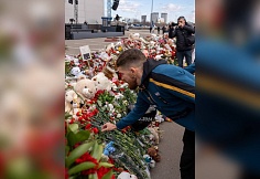 Футболисты и тренеры «Ростова» возложили цветы к стихийному мемориалу возле «Крокус сити холла»
