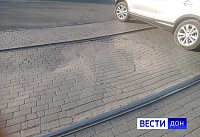 В Ростове на переезде трамвайных путей грунт начал проседать прямо под авто