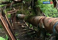 В Шахтах на улице Элеваторной прорвало трубу: десятиметровый фонтан заливает огороды и дома