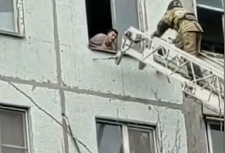 В Новочеркасске сотрудники МЧС спасли мужчину в неадекватном состоянии