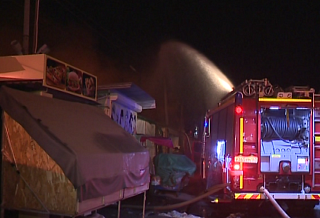 Пожарные продолжают борьбу с огнем на рынке "Восточный" в Ростове-на-Дону