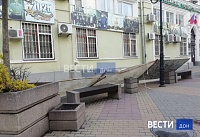 Сильный ветер перевернул конструкцию в центре Ростова-на-Дону