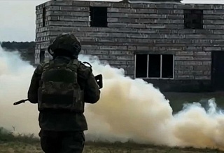 Контрактники-новобранцы на полигоне ЮВО учились штурму здания