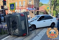 Трое пострадавших: в Ростове "Нива" перевернулась после столкновения с "Ладой"