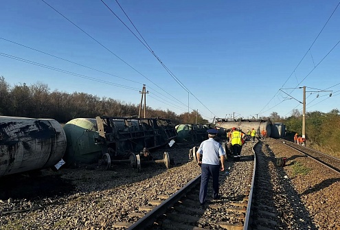Южная транспортная прокуратура проводит проверку после схода вагонов грузового поезда в Ростовской области