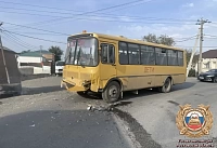 В донском хуторе Ленинован школьный автобус сбила легковая машина