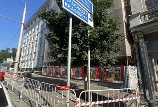 В самом центре Ростова выставили ограждения из-за опасности обрушения аварийного здания
