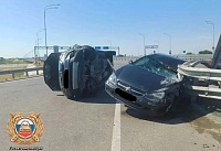 На ул. Пойменной в Ростове утром перевернулись две машины