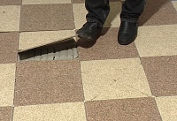 Плитка лестничных площадок поднялась и лопнула: что произошло в многоэтажке Суворовского микрорайона Ростова?