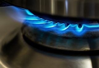 В Шахтах на Хабарова, 18 специалисты проверяют оборудование для повторного пуска газа в квартиры