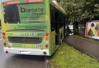 В Ростове пассажирский автобус врезался в грузовик и забор
