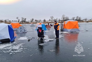 В Волгодонске спасли двух провалившихся под лед рыбаков
