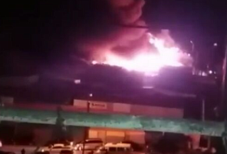 Возгорание на рынке "Восточный": площадь пожара превысила 5000 кв.м. ВИДЕО