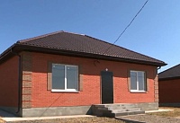 В донском хуторое Апаринском семьи получили по госпрограмме ключи от новых домов